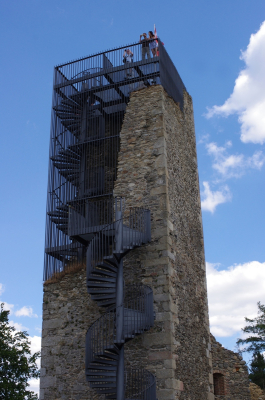 Nádherně řešená rekonstrukce částečně zřícené věže, Orlík.